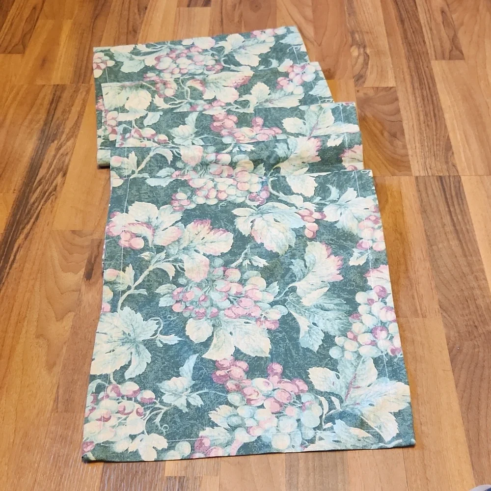 William Sonoma Table Runner Green Grapes Made in Italy 14x90